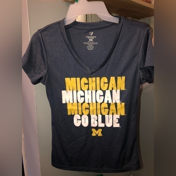 ✨2 for $25✨ University of Michigan wolverines blue t-shirt size xs - Picture 1 of 3